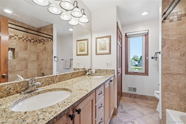 8915 Chestnut Run Drive, Shelby Charter Township, MI 48317