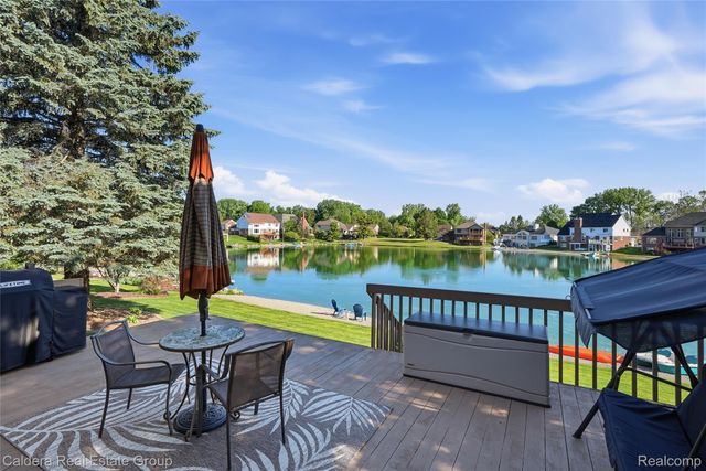 8915 Chestnut Run Drive, Shelby Charter Township, MI 48317