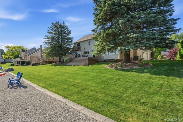 8915 Chestnut Run Drive, Shelby Charter Township, MI 48317