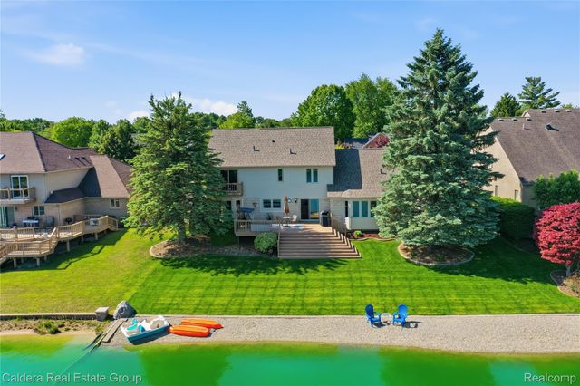 8915 Chestnut Run Drive, Shelby Charter Township, MI 48317