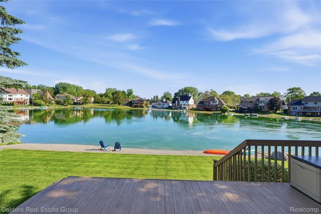 8915 Chestnut Run Drive, Shelby Charter Township, MI 48317