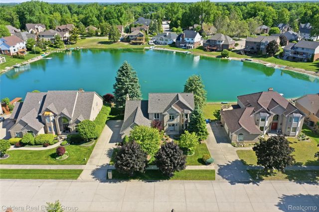 8915 Chestnut Run Drive, Shelby Charter Township, MI 48317