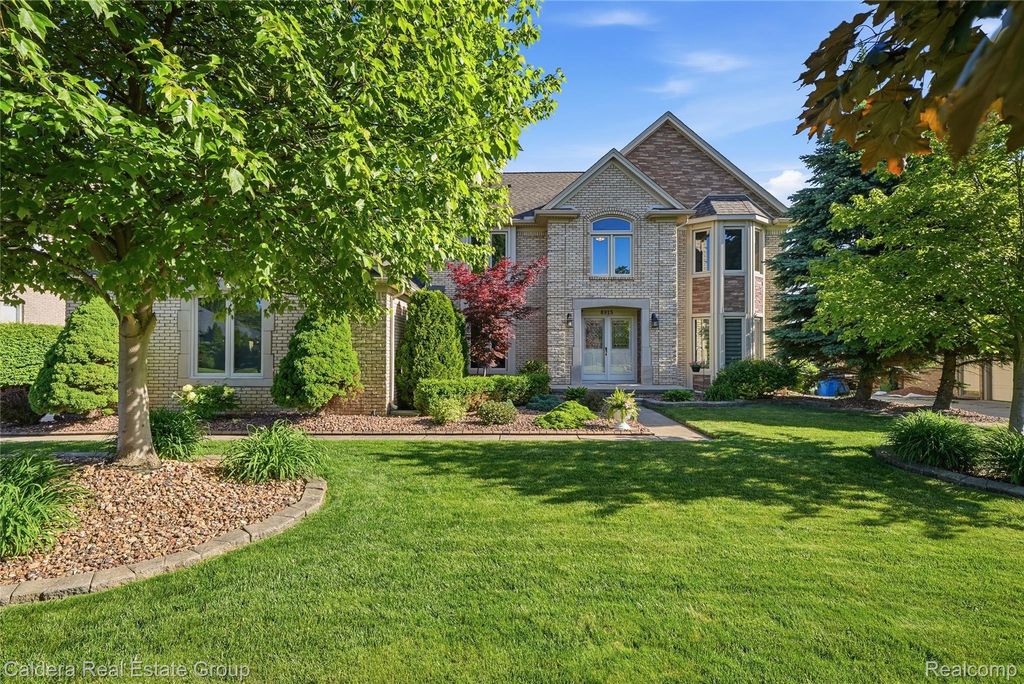 8915 Chestnut Run Drive, Shelby Charter Township, MI 48317