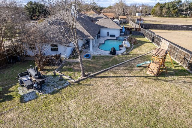 300 Rash Lane, Terrell, TX 75160