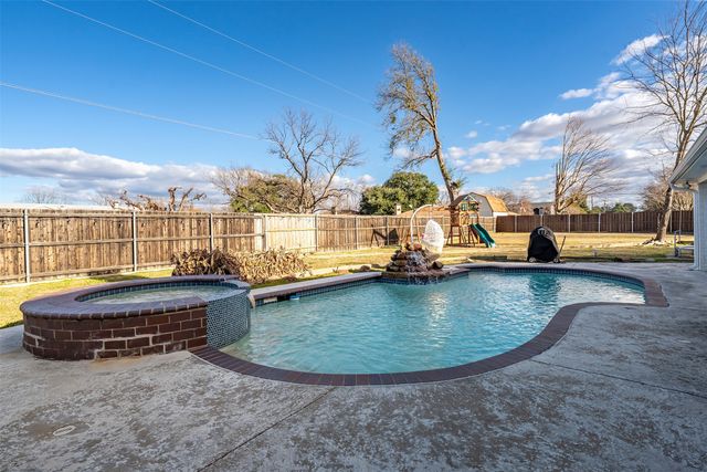 300 Rash Lane, Terrell, TX 75160