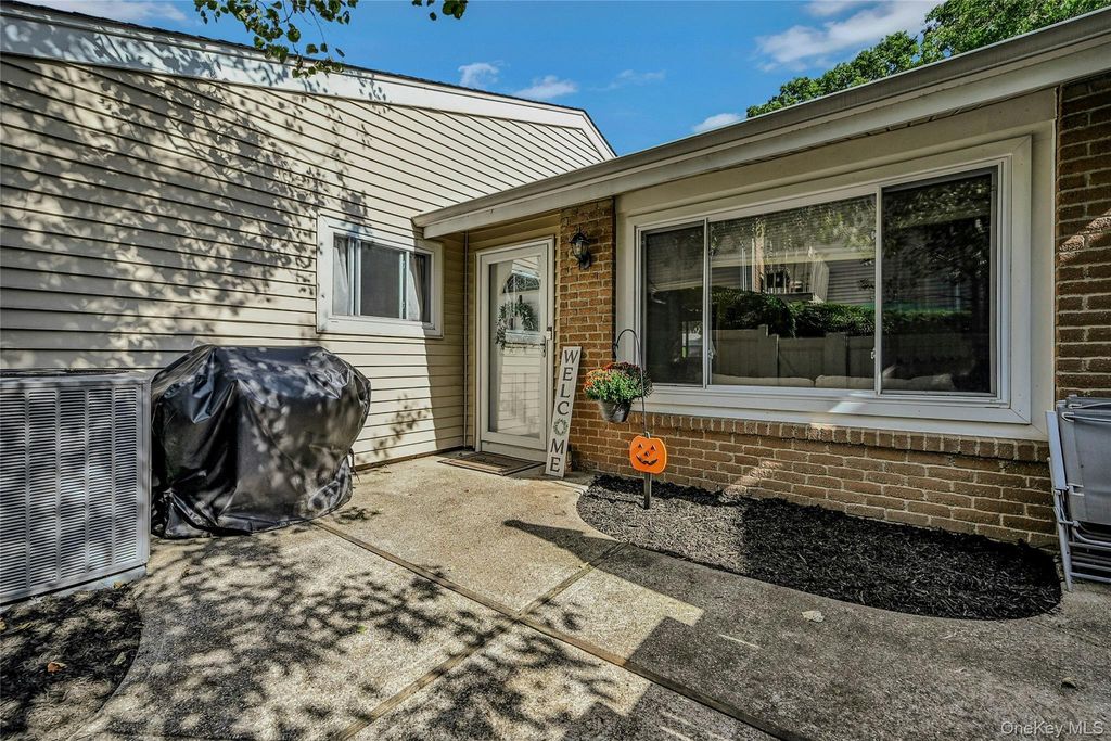 215 Springmeadow Drive F, Holbrook, NY 11741