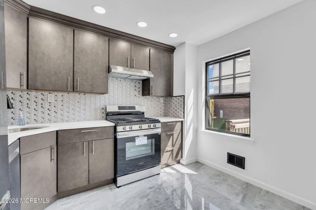 53 Heritage Lane, Fords, NJ 08863