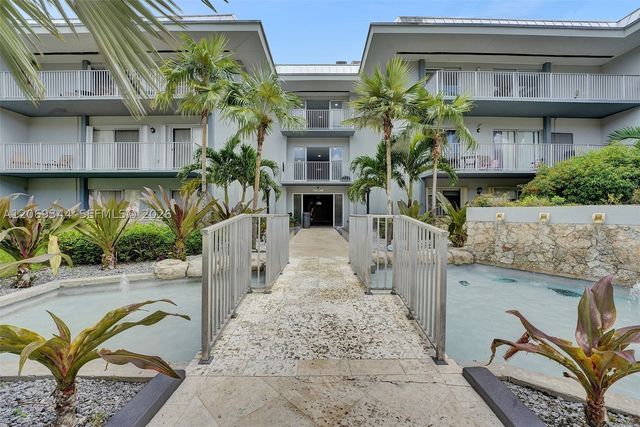 7401 SW 82nd St 302S, Miami, FL 33143