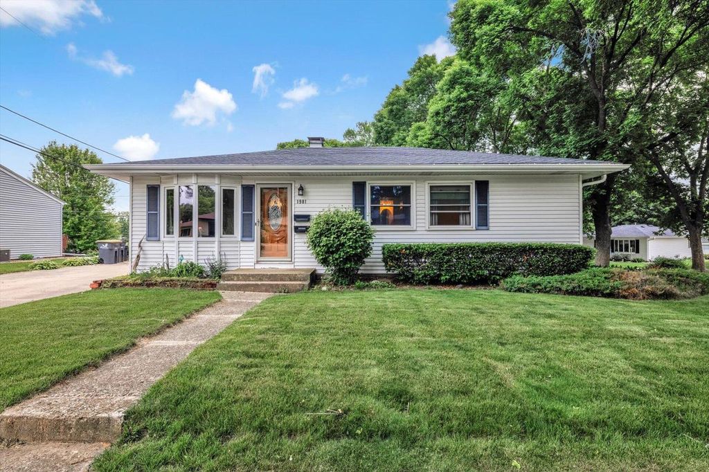1981 Jan AVENUE, Waukesha, WI 53188