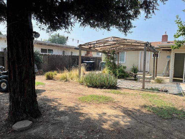 2528 S Watson Street, Visalia, CA 93277