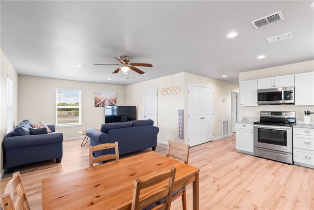 274 Post Oak Ln, Rockport, TX 78382