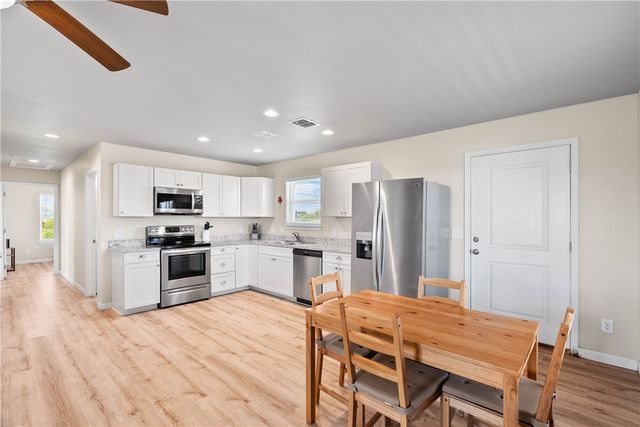 274 Post Oak Ln, Rockport, TX 78382