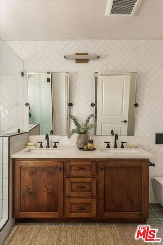 2441 Claremont Avenue, Los Angeles, CA 90027