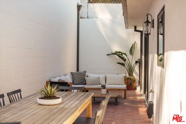 2441 Claremont Avenue, Los Angeles, CA 90027