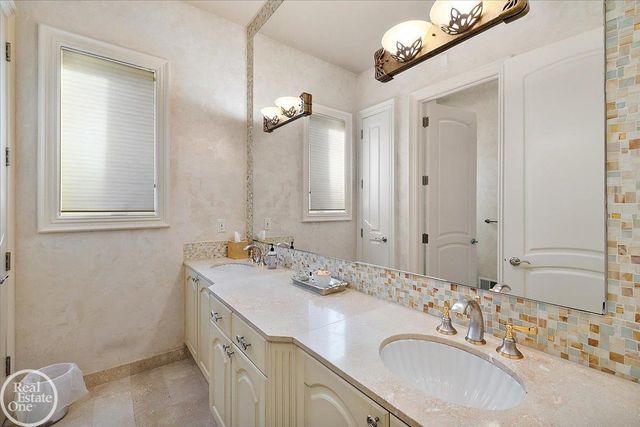 4575 Hidden Glen Circle, Oakland Twp, MI 48306