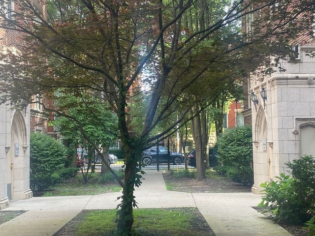 2319 E 70th Place 10, Chicago, IL 60649