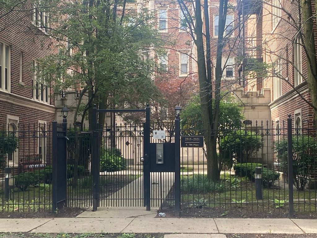 2319 E 70th Place 10, Chicago, IL 60649