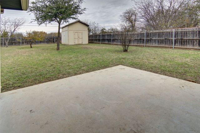 6800 Wallis Road, Lake Worth, TX 76135