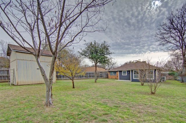 6800 Wallis Road, Lake Worth, TX 76135
