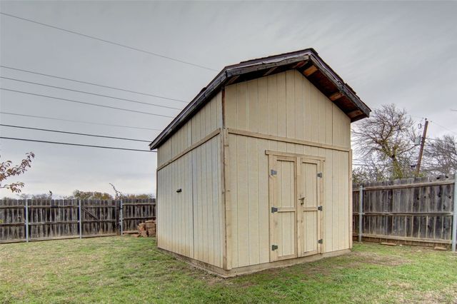 6800 Wallis Road, Lake Worth, TX 76135