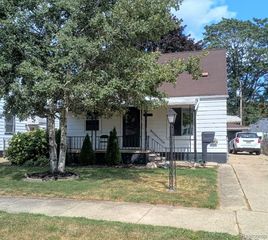 25880 Groveland Street, Roseville, MI 48066