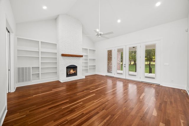 808 N Main St, Mount Pleasant, TN 38474