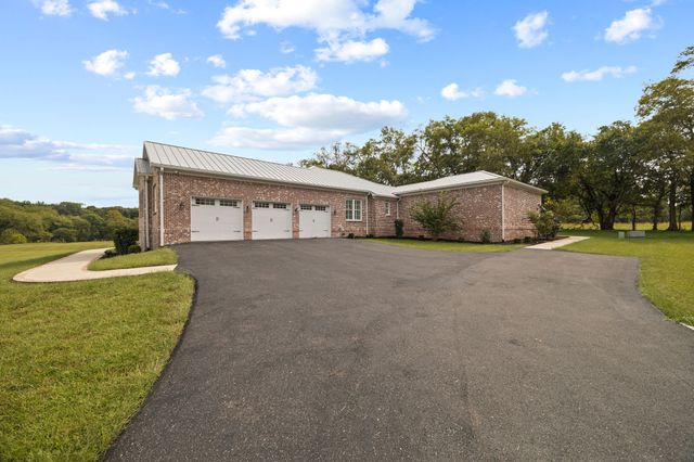 808 N Main St, Mount Pleasant, TN 38474