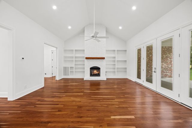 808 N Main St, Mount Pleasant, TN 38474