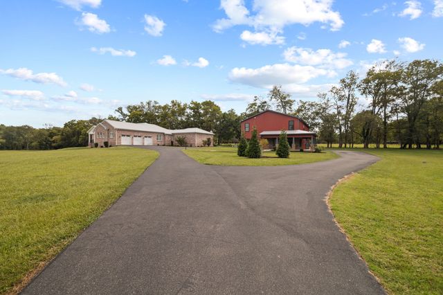 808 N Main St, Mount Pleasant, TN 38474