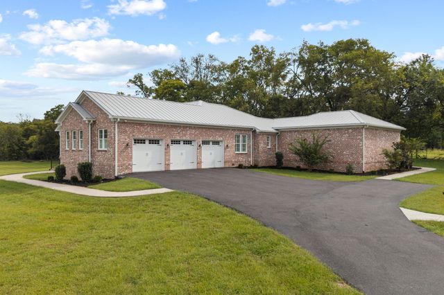 808 N Main St, Mount Pleasant, TN 38474