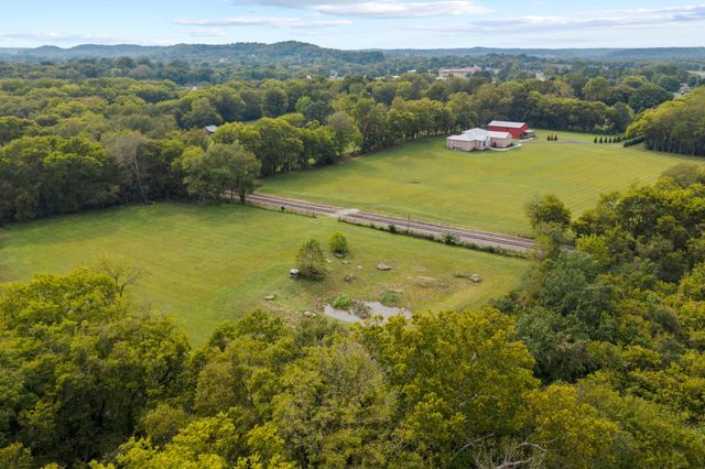 808 N Main St, Mount Pleasant, TN 38474