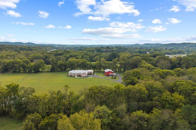 808 N Main St, Mount Pleasant, TN 38474