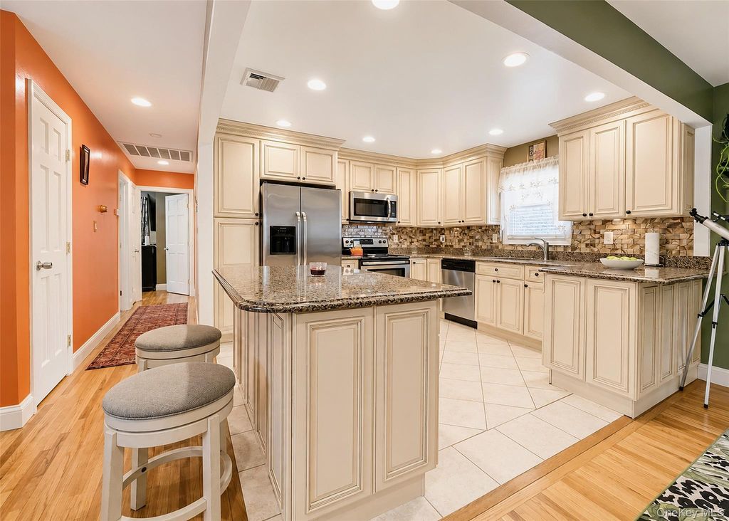 1028 Union Boulevard, Bay Shore, NY 11706 — photo 3