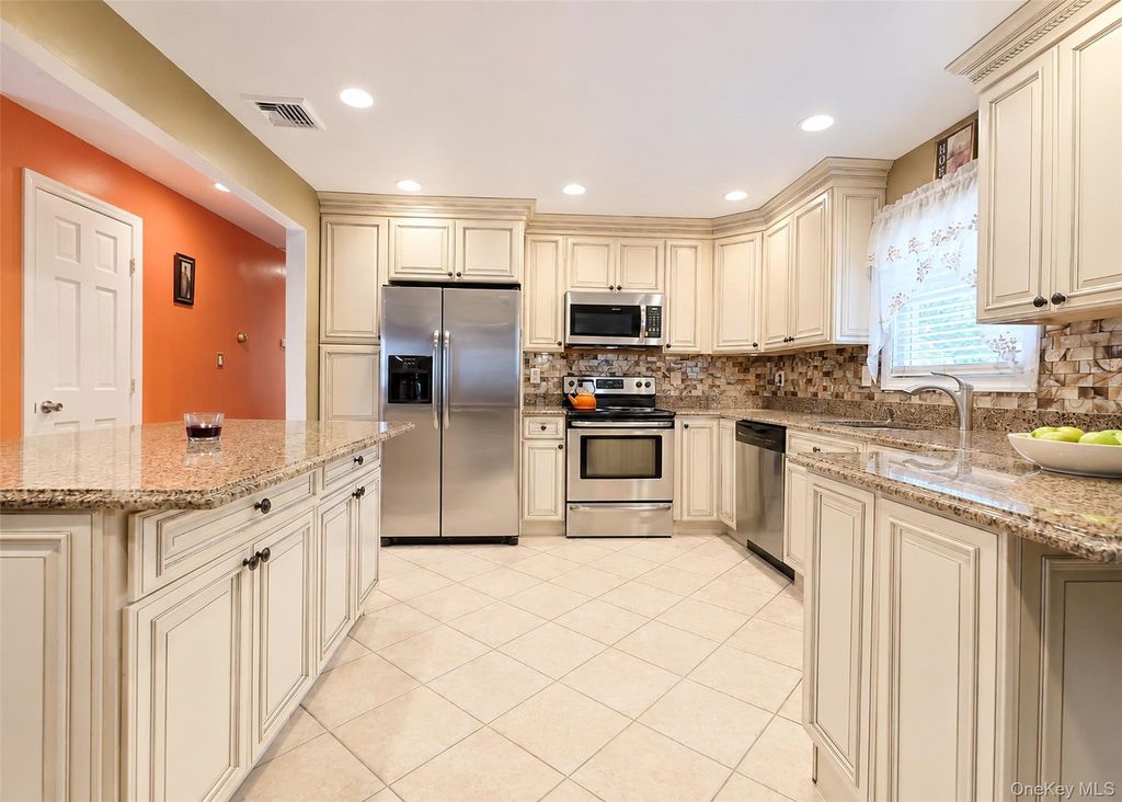1028 Union Boulevard, Bay Shore, NY 11706 — photo 5