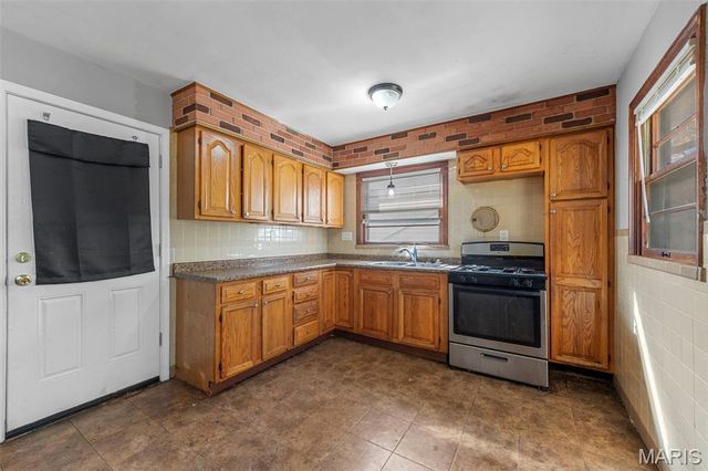 17 Glynn Drive, Florissant, MO 63031