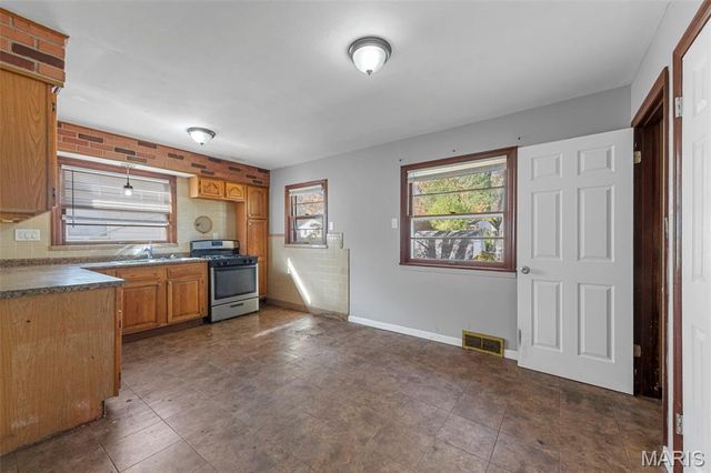 17 Glynn Drive, Florissant, MO 63031