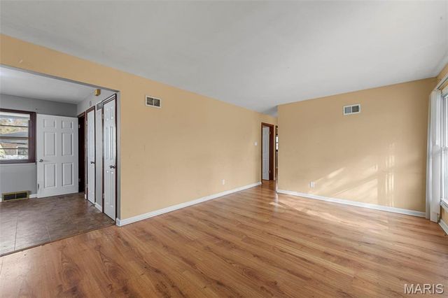 17 Glynn Drive, Florissant, MO 63031