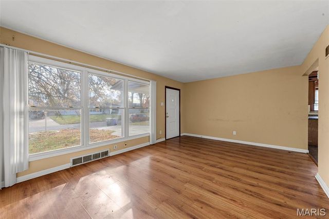 17 Glynn Drive, Florissant, MO 63031