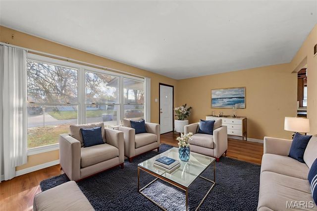 17 Glynn Drive, Florissant, MO 63031