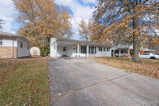 17 Glynn Drive, Florissant, MO 63031