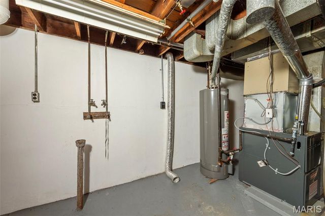 17 Glynn Drive, Florissant, MO 63031