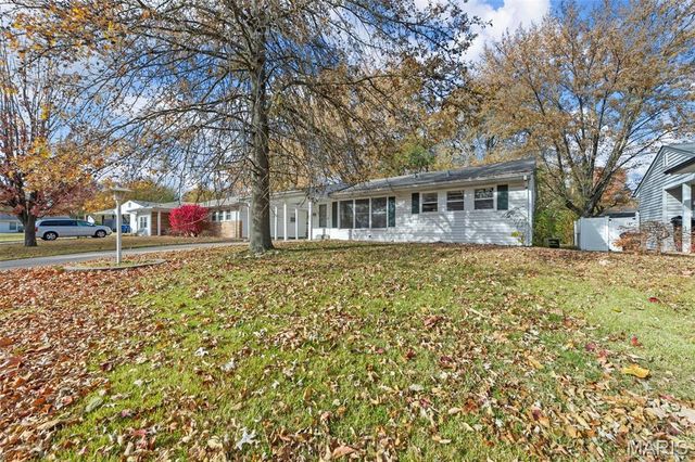 17 Glynn Drive, Florissant, MO 63031