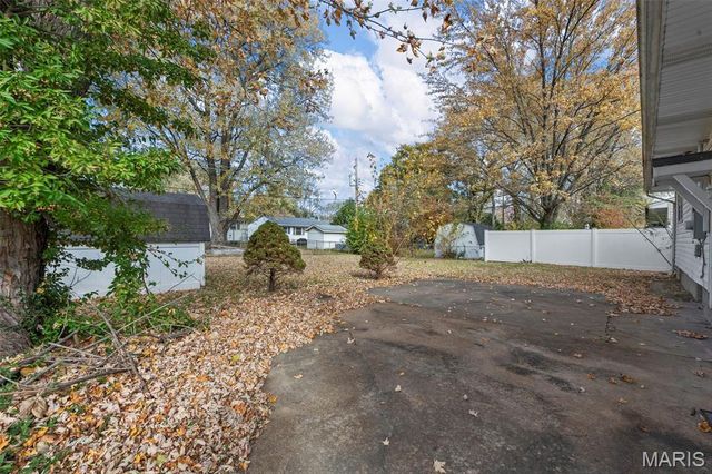 17 Glynn Drive, Florissant, MO 63031