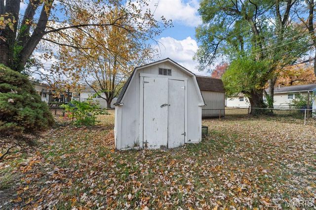 17 Glynn Drive, Florissant, MO 63031