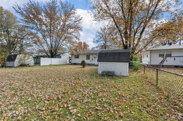 17 Glynn Drive, Florissant, MO 63031