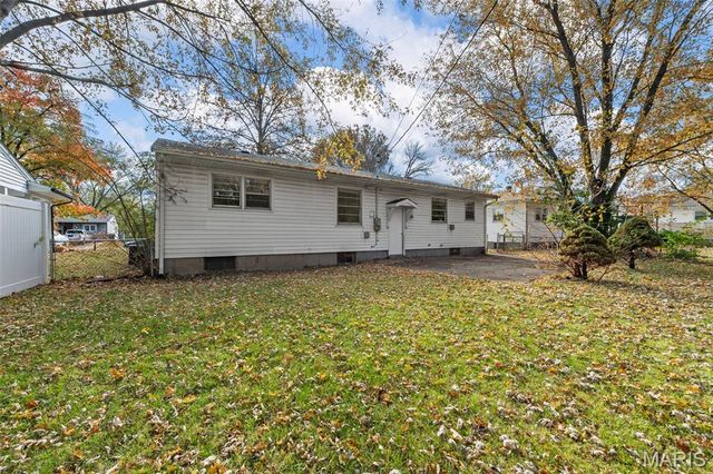 17 Glynn Drive, Florissant, MO 63031