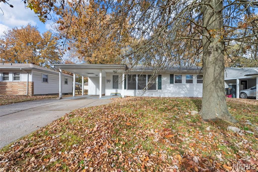 17 Glynn Drive, Florissant, MO 63031