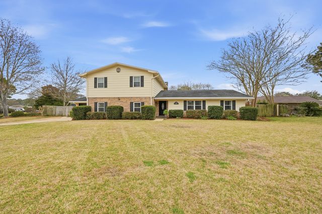 130 Lake Lorraine Circle, Shalimar, FL 32579