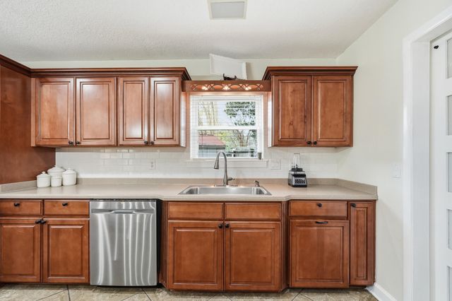 130 Lake Lorraine Circle, Shalimar, FL 32579