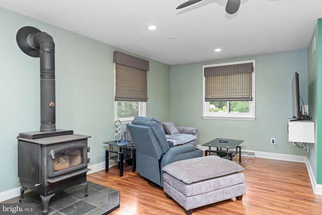 5 MAPLE ST, North Wales, PA 19454